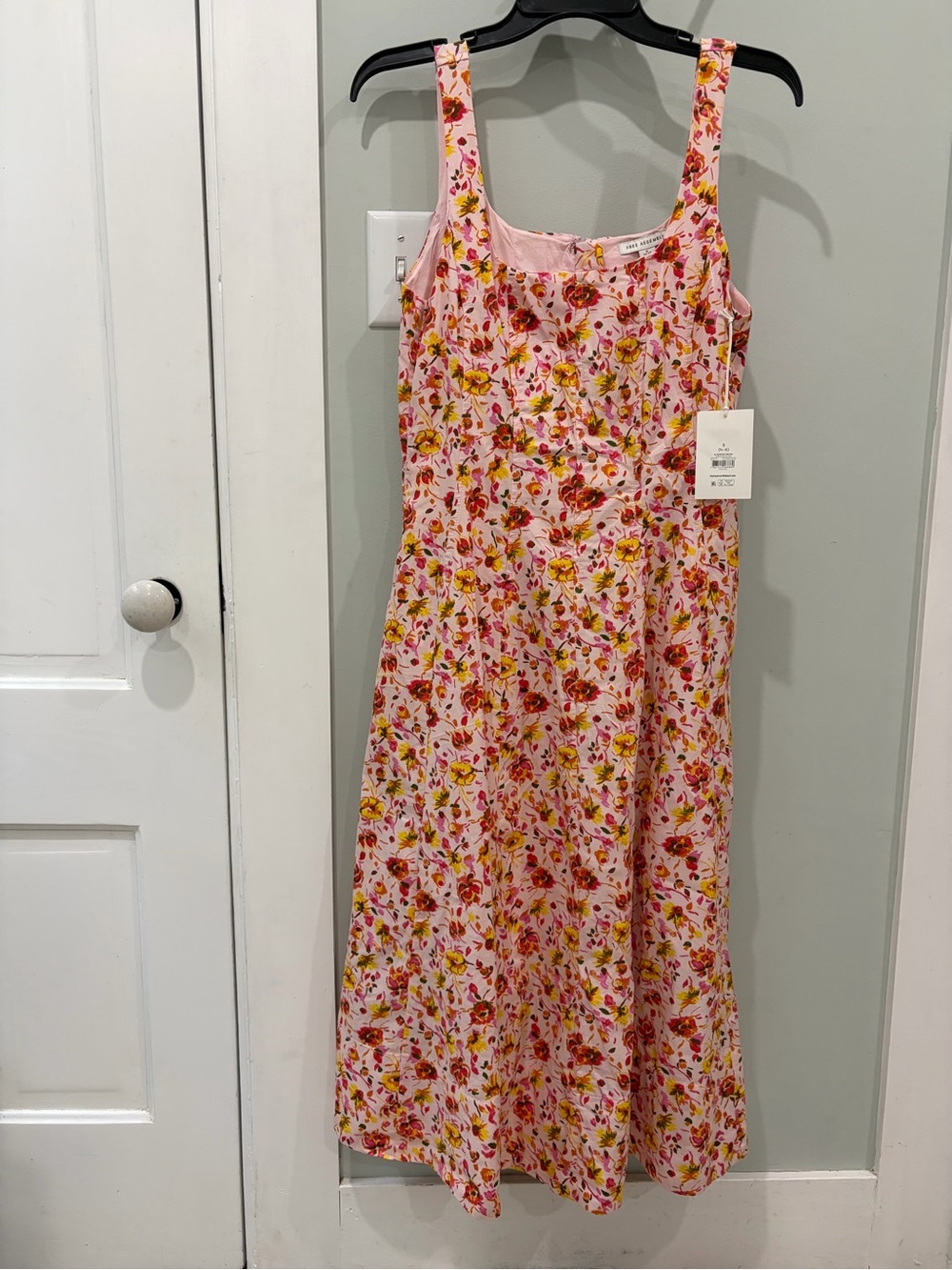 NWT Pink Floral Midi Dress Free Assembly% 100% cotton rounded square neckline